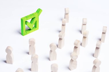 Kişilik bir kalabalık kutusunda yeşil kene bakar. Siyasi süreci ve demokratik seçimler kavramı. Toplum, Başkan, Meclis seçimi. Referandum, forum, Toplantı. Zafer.