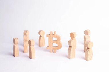Ahşap figürler insan yakınındaki bir bitcoin beyaz bir arka plan üzerinde duruyor. Kripto para birimi, blockchain teknoloji. Bitcoin çöküşü ve yükselişi maliyeti. Araştırma çiftlikleri, madenciler, Menkul Kıymetler Borsası kriptalarının