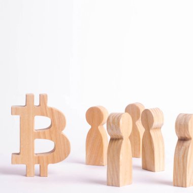 Ahşap figürler insan yakınındaki bir bitcoin beyaz bir arka plan üzerinde duruyor. Kripto para birimi, blockchain teknoloji. Bitcoin çöküşü ve yükselişi maliyeti. Araştırma çiftlikleri, madenciler, Menkul Kıymetler Borsası kriptalarının