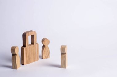 İki kişi bir asma kilit stand ve tutmak sırları, bilgi, giriş. Ahşap figürler kişilerin kötü adamlar, casuslar elinden taşırlar. Sırları, bilgi ve değerlerinin korunması kavramı.