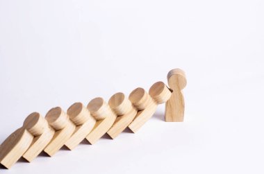 İnsanlar doğrultusunda Domino taşları gibi düşmek. Adam insanların yıkılmasından Domino durur. Dayanıklılık ve gücü, iş fikirleri kavramı. İrade, güçlü sinirler, güçlü bir karakter. İnatçılık.