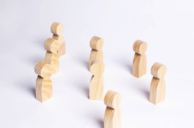 Bir adam kalabalıkta standları ve diğer şekilde beyaz bir arka plan üzerinde görünüyor. Kavram toplantı ralli. Başka bir görünüm ve bakış açısı. Soyutlama itaatsizlik soru. protesto. Kalabalıkta ahşap bir adam.