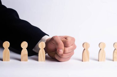 Patron işçi atıyor. Ceza ve bir kişi işten çıkarılma. Baskı ve ayrımcılığı işçilerin. İşletme tarafından insan haklarının ihlali. Toplu işten çıkarmalar, çırak. İş kavramı.