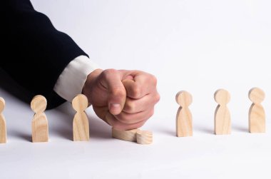 Patron işçi atıyor. Ceza ve bir kişi işten çıkarılma. Baskı ve ayrımcılığı işçilerin. İşletme tarafından insan haklarının ihlali. Toplu işten çıkarmalar, çırak. İş kavramı.