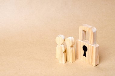 Bir aile bir asma kilit ile. Üç kişi bir kilit ile. Güvenlik ve emniyet, teminat, kredi bir ipotek için. Müsadere borçları için özellik. Güvenlik ve alarm sistemi. Güvenlik hizmeti.