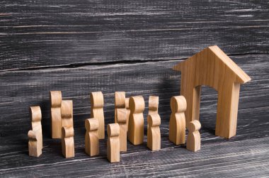 Ahşap kişilik bir kalabalık bina girişinde duruyor. Kültürel ve dini faaliyetler, ortak toplantılar. Bir eğlence kurum zammı. Mağaza bir satış için dağınık bir çizgi