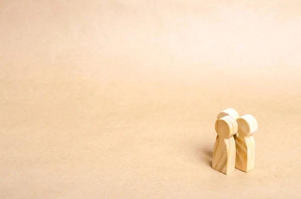 Drie Mensen Eensgezind Praten Drie Houten Figuren Van Mensen Voeren — Stockfoto