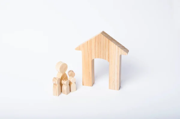 Młode Rodziny Dziećmi Jest Stojący Pobliżu Domku Drewnianym Koncepcja Silne — Zdjęcie stockowe