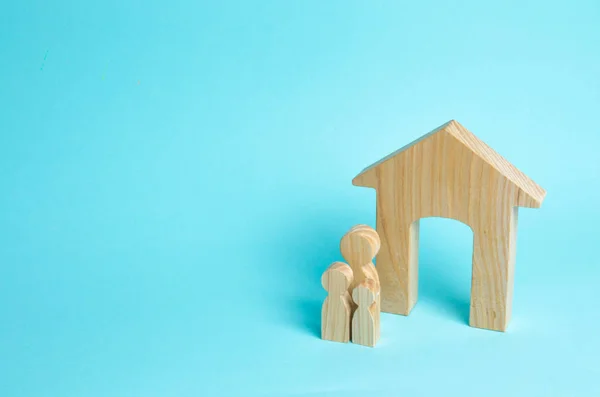 Egy Fiatal Gyermekes Család Áll Fából Készült Ház Közelében Koncepció — Stock Fotó