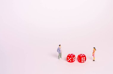 İnsanlar zar duran ve birbirlerine beyaz bir arka planı arıyorum. Kumar, geçici toplantının. Online web sitesi dating
