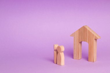 İki kişi evin yakınına stand ve satın almadan önce onun niteliklerini değerlendirmek. Alış ve satış hareketsizlik kavramı. Anne evde bekliyor. Bir çift için konut. Mülk Kiralama