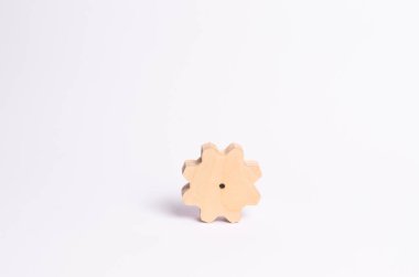 Ahşap vites beyaz zemin üzerinde. Sunumlar ve afiş için arka plan. Teknoloji ve sanayi, düşünme süreci kavramı. Büyük bir karmaşık mekanizması