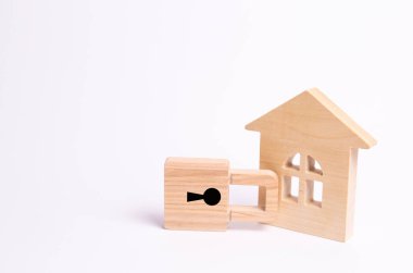 Bir asma kilit ile ahşap ev. Bir kilit ile ev. Güvenlik ve emniyet, teminat, kredi bir ipotek için. Müsadere borçları için özellik. Güvenlik ve alarm sistemi. Yeni bir ev satın alma