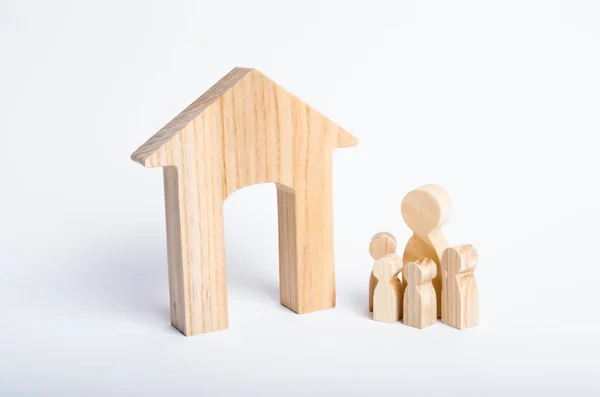 Pais Jovens Uma Criança Estão Perto Sua Casa Conceito Imobiliário — Fotografia de Stock