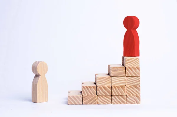 赤い男は 社会またはキャリアの梯子の上に立っています ビジネスの成功の概念 の階段 他の労働者を使用します 男の木彫りの像が成功に階段を上る — ストック写真