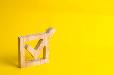 Ahşap onay işareti kutusunda sarı bir arka plan üzerinde. Seçimlerde oy oy hakkı kavramı. Başkan veya hükümet seçim. Demokrasi, geliştirme, sivil girişimi.