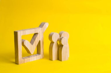 İnsan figürleri büyük bir onay kutusunun yanında duruyor. Seçmenlerin bir Başkan veya bir parti için oylamaya katılın. Eyalet seçimleri, referandum, nüfus anketi. İstatistiksel veri. Oy hakkı.