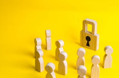 Bir grup insan ahşap rakamları çevreleyen ve asma kilit bak. Sosyal ağlarda kişisel verilerin korunması kavramı. Özel verileri ağa kaçağı. Güvenlik ve koruma.