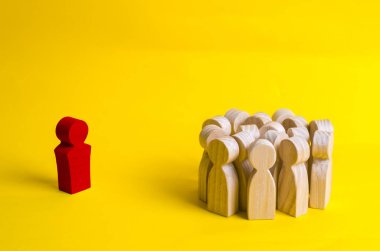 Ahşap figürler insanların kalabalık uzaktan stand ve kırmızı adama bak. Reddedilen kişinin grup ile bağlantıya geçmek çalışır. Kötü iş lideri, takım sınırdışı.