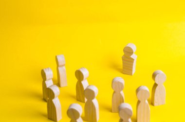 Bir grup insan ve standları lider görünüyor. Liderlik, yönetim iş kavramı. Kurumsal hiyerarşi, Bakanlığı baş. Lideri takip edin. Şirketin başkanı. Muhalefet.