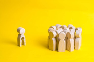 Kişilik bir kalabalık anlamına gelir ve bir kadın figürü bir boşluk onun vücudunda bir çocuk şeklinde görünüyor. İnfertilite, bir çocuğun kaybı ve ret bir sosyal grup toplumun kavramı