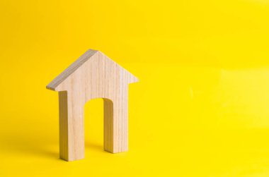 Sarı bir arka plan üzerinde ahşap ev. Alış ve satış konut, bir ev inşa kavramı. Kiralık Daire. Emlakçılar. Gayrimenkul, özel mülkiyet, onarım ve yenileme.