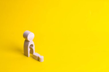 Bir kadının içinden bir çocuk düştü bir boşluk ile ahşap bir rakam. Bir çocuk, gebelik, düşük kürtaj kaybı kavramı. anne çocuğunu kaybetti. Ebeveyn haklarının yoksunluğu.