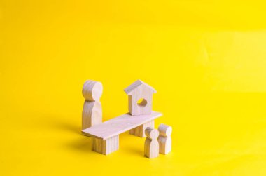 Öğretmen masada duran ve çocuklara konuşuyor. Eğitim, ders çalışma kavramı. Çocuklar ve öğrenciler öğretim süreci. Okulu, lise. Nostalji çalışma için.