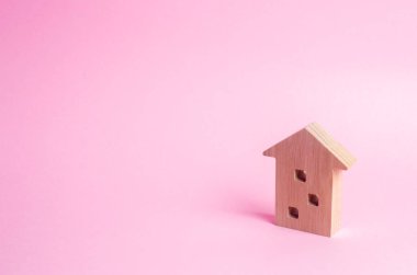 Sarı bir arka plan üzerinde bir çok katlı ev ahşap figürü. Üç katlı ev. Alış ve satış Emlak, inşaat. Daire ve daire. Minimalizm. sunumlar için.