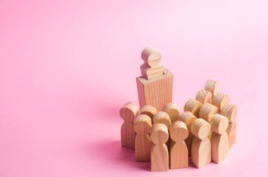 Kişilik bir kalabalık hitaben bir konuşma Kürsüsü lideri konuşuyor. İş kavramı lider ve liderlik nitelikleri, kalabalık yönetimi, siyasi tartışma ve seçimler. İşletme Yönetimi.