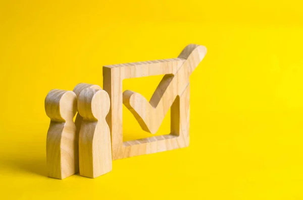 人们站在一个木制的复选框 在一个黄色的背景盒子 普选的概念 在选举中投票 选举总统或政府 民间倡议 — 图库照片