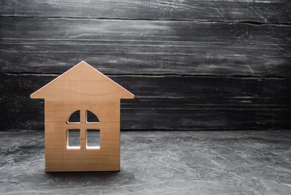 Ahşap evin karanlık bir arka plan üzerinde. Gayrimenkul, Satılık satın alma kavramı Kiralık Konut. Sigorta Hizmetleri. Emlak vergisi. Kredi veya kredi emlak satın almak için.