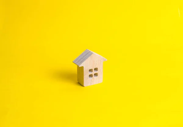 Uma Pequena Casa Madeira Fica Fundo Amarelo Conceito Compra Venda — Fotografia de Stock