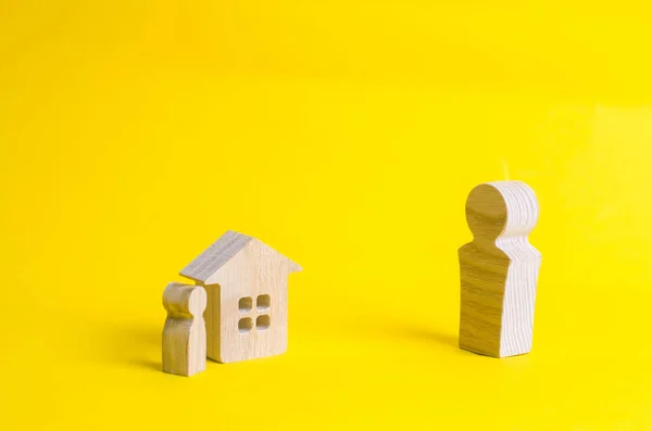 Grande Homem Tipo Ameaçador Está Olhando Para Uma Pequena Casa — Fotografia de Stock