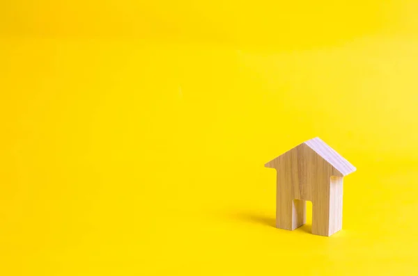 Sebuah Rumah Kayu Kecil Berdiri Latar Belakang Kuning Konsep Pembelian — Stok Foto