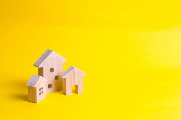 Tiga Rumah Dengan Latar Belakang Kuning Membeli Dan Menjual Real — Stok Foto