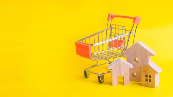 Chariot Supermarché Une Maison Sur Fond Jaune Achat Vente Biens — Photo