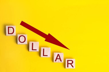 Dolar düşüş ve aşağı inen ok. Para, mali kriz ve Döviz Kuru kavram. sarı arka plan