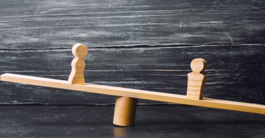 Bir erkek ve bir kadın ölçekler üzerinde rakamlar. eşitsizlik kavramı: erkek ve kadın bir tartı üzerinde denge, cinsiyet ücret farkı. boşanma. Mahkeme özelliğinde bölümü. Aile içinde sosyal rolü