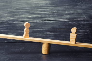 Bir erkek ve bir kadın ölçekler üzerinde rakamlar. eşitsizlik kavramı: erkek ve kadın bir tartı üzerinde denge, cinsiyet ücret farkı. boşanma. Mahkeme özelliğinde bölümü. Aile içinde sosyal rolü