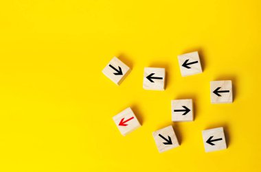 Kırmızı ok ters yöne bakan ile ahşap bloklar okları, benzersiz, muhalif görüş, bireysel ve kalabalıktan dışarı ayakta siyah. ıraksak kez bakıldı