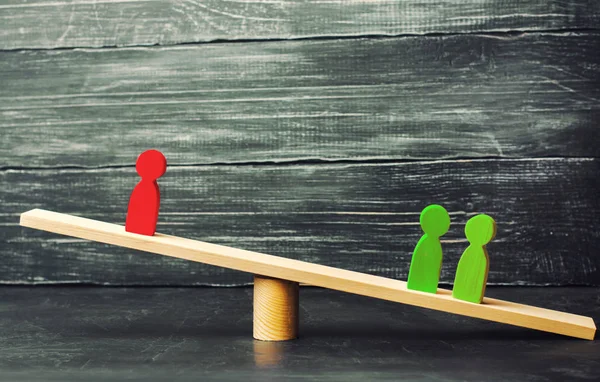 İnsanlar rakamlar üzerinde ölçekler vardır. İki kişi üçüncü ağır basar. Adli muayene, çakışma çözünürlüğü ve menfaatlerin korunmasına. En sağına. İş ortakları.