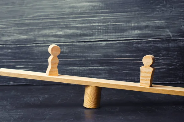 Bir erkek ve bir kadın ölçekler üzerinde rakamlar. eşitsizlik kavramı: erkek ve kadın bir tartı üzerinde denge, cinsiyet ücret farkı. boşanma. Mahkeme özelliğinde bölümü. Aile içinde sosyal rolü