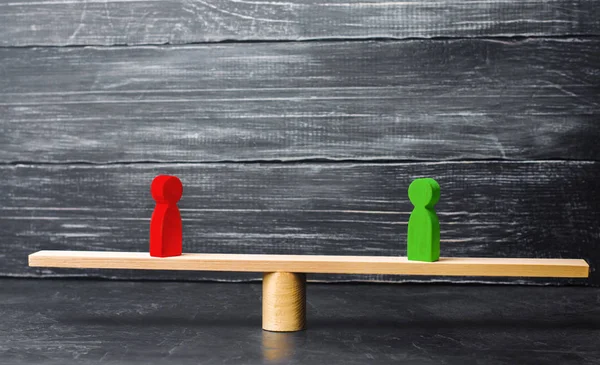 İnsanlar rakamlar üzerinde ölçekler vardır. Bir kişi ikinci daha ağır basar. Adli muayene, çakışma çözünürlüğü ve menfaatlerin korunmasına. En sağına. İş ortakları.