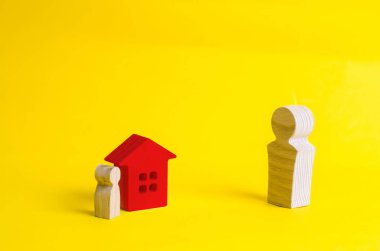 Tehdit edici bir tür büyük bir adam ayakta ve küçük bir evde küçük bir adam arıyorum. Agresif iş yönetimi, soygun vergi hizmetleri ve devlet. Özellik için tehdit.