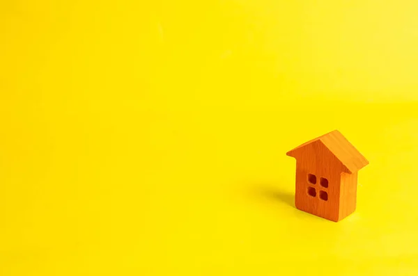 Mały Drewniany Dom Stoi Żółtym Tle Pojęcie Kupno Sprzedaż Nieruchomości — Zdjęcie stockowe