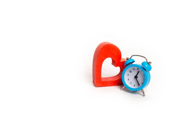 Reloj Despertador Azul Corazón Rojo Sobre Fondo Blanco Concepto Tiempo —  Fotos de Stock