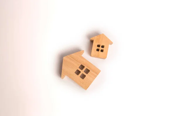 Zwei Holzhäuser Auf Weißem Hintergrund Konzept Von Immobilien Kauf Und — Stockfoto