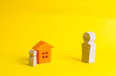 Tehdit edici bir tür büyük bir adam ayakta ve küçük bir evde küçük bir adam arıyorum. Agresif iş yönetimi, soygun vergi hizmetleri ve devlet. Özellik için tehdit.