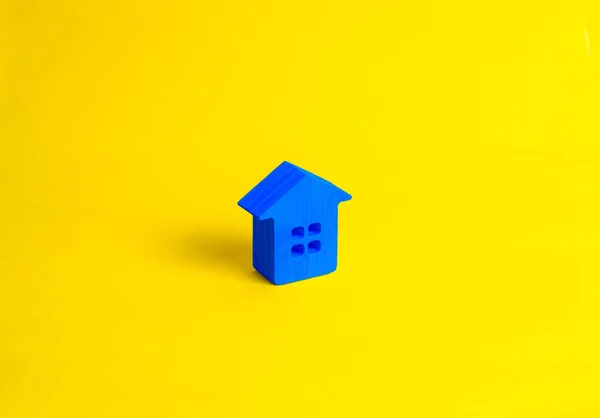 Small Wooden House Stands Yellow Background Concept Buying Selling Real — Stock Photo, Image